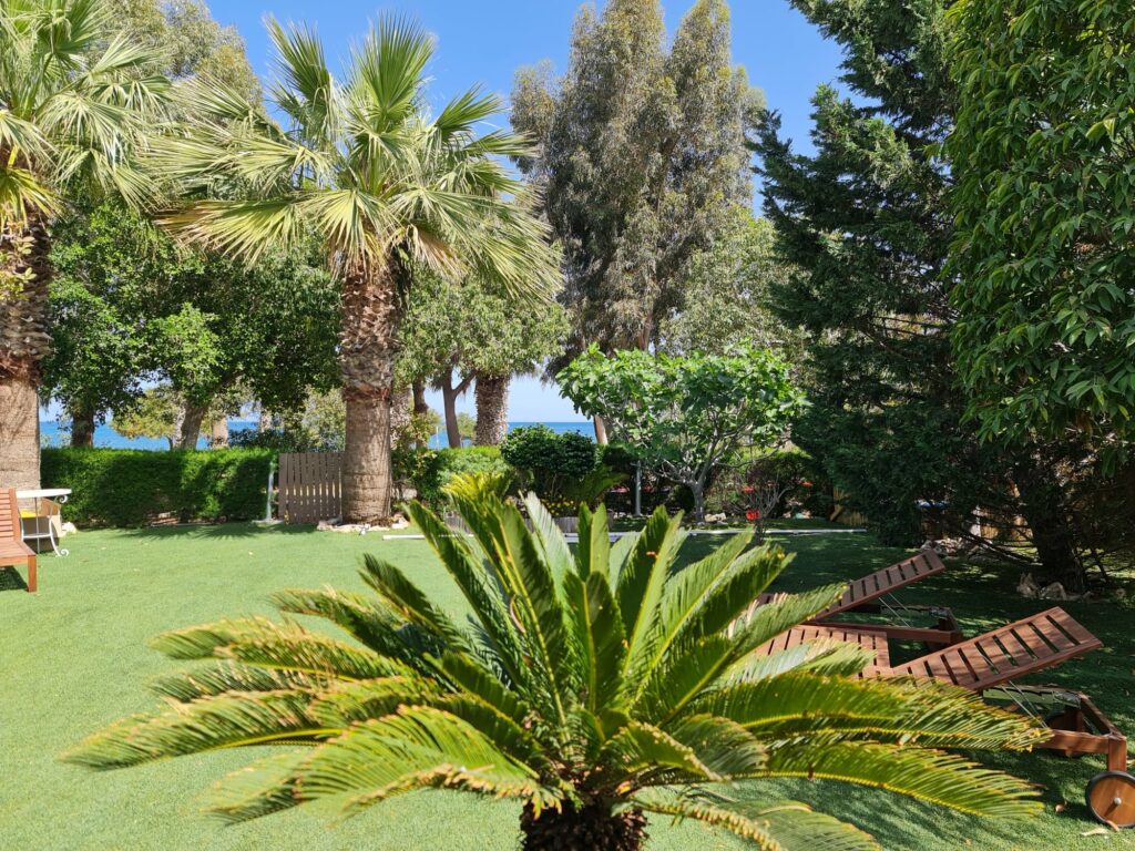 For Rent Beach House with big Garden and access sea view
